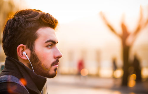 L’acuité auditive s’altère au fil du temps : préserver son audition est primordial 