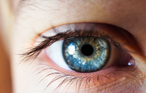 Un frottement régulier des yeux peut provoquer un kératocône mais cette mauvaise habitude peut également déboucher sur une accentuation de la myopie, sur l’aggravation du glaucome, ainsi que sur l’accroissement du risque d’infection.
