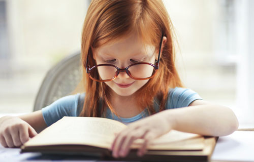 La détection précoce des problèmes de vision tels que la myopie, hypermétropie, daltonisme, astigmatisme de vos enfants peut aider à les corriger.