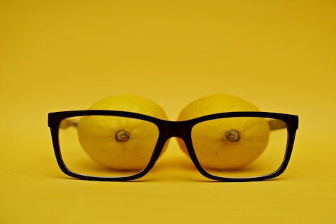 citrons derrière des lunettes de vue 