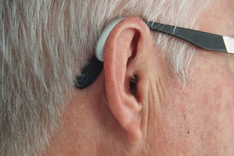 Gros plan sur l’appareil auditif d’une personne âgée