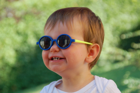 Comment bien choisir les lunettes solaires pour bébé ? - Optical Center