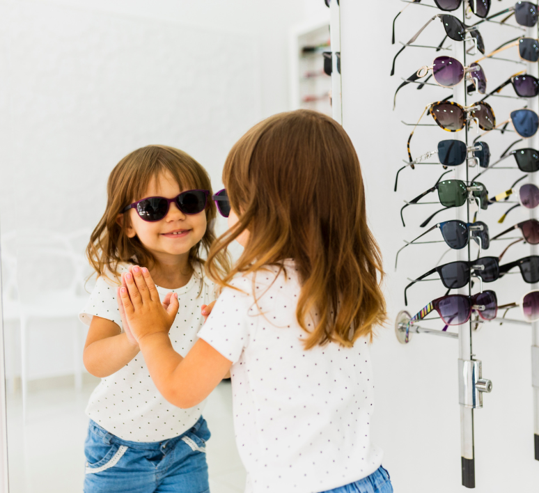 Comment bien choisir les lunettes de soleil de vos enfants ?