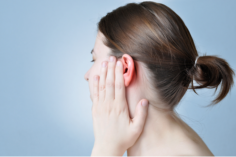 Personne ayant une inflammation de l’oreille avec un piercing 